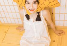 酥胸吊带美女性感诱人写真图片-套图岛