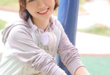 青春活力美女户外养眼写真图片-套图岛