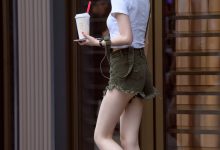 都市丽人听歌的长腿牛仔热裤美女【30P-125MB】-套图岛