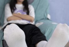 南国足艺视频 NO.032 脚气美女小怡夹着几天没换袜子摆弄，味道真浓[93P-1V-2.09G]-套图岛