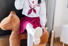 [BoBoSocks袜啵啵] NO.545 奶油-白色马丁靴、厚白丝、jk制服、瑜伽动作时用老头乐挠脚剧情[144P-1V-5.08G]-套图岛