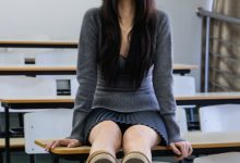 足愉心 NO.042 萱萱（搭配：灰色毛衫、黑色短裙、松糕鞋、白色棉袜、裸足）[110P+2V／10.5GB]-套图岛